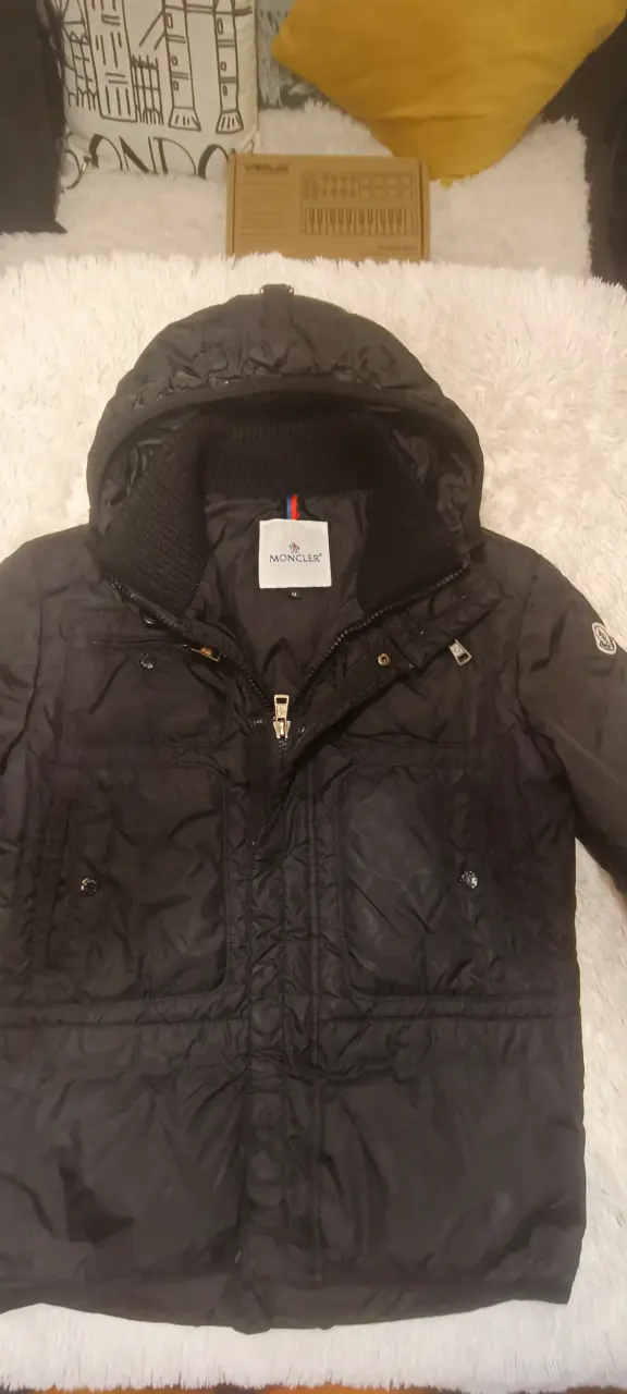 Chaqueta negra con capucha - 1