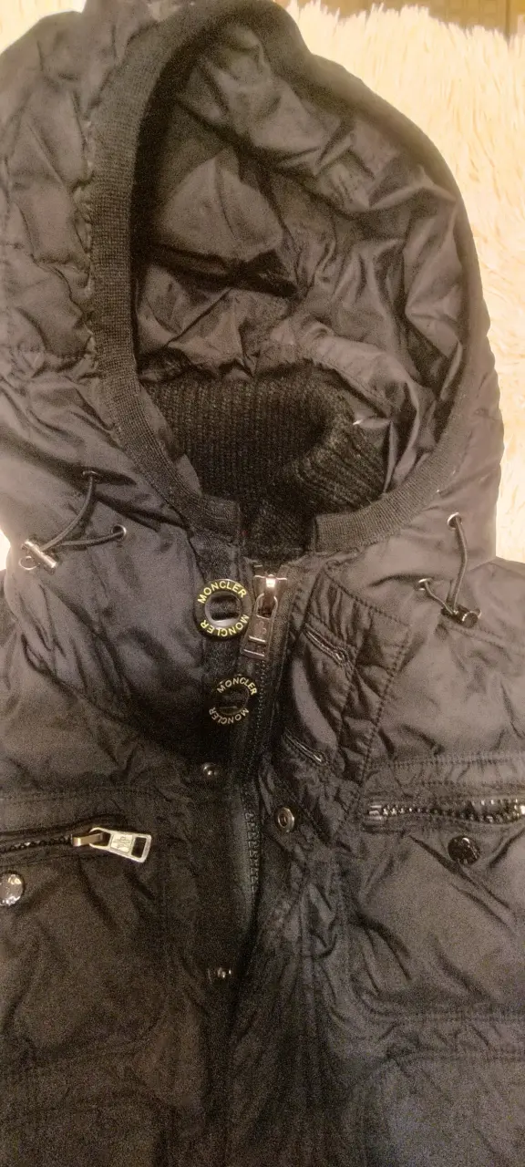 Chaqueta negra con capucha - 6