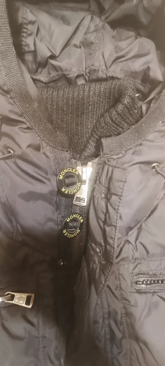 Chaqueta negra con capucha - 5