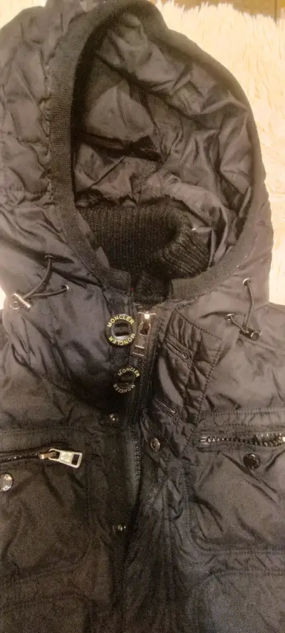 Chaqueta negra con capucha - miniatura 4