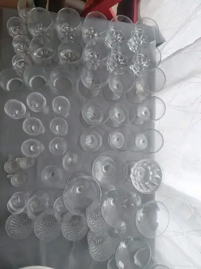 Set de copas y vasos de vidrio variados - miniatura 1