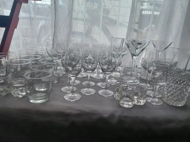 Set de copas y vasos de vidrio variados - 2
