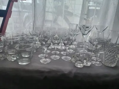 Set de copas y vasos de vidrio variados - miniatura 2