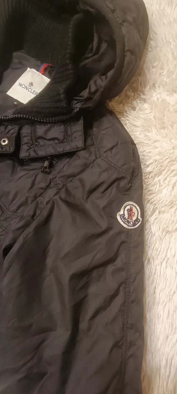 Chaqueta negra con capucha - 1