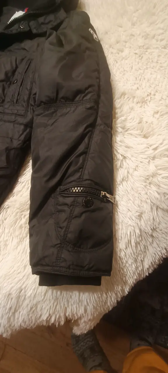 Chaqueta negra con capucha - 2