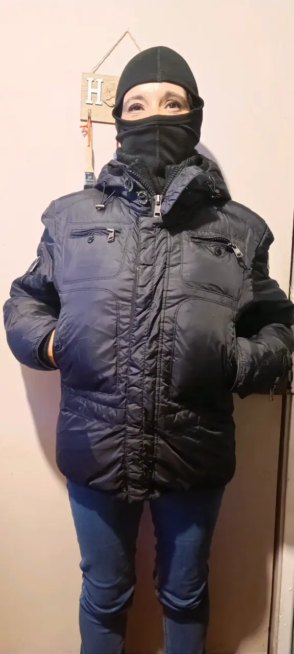 Chaqueta acolchada negra con capucha - 1