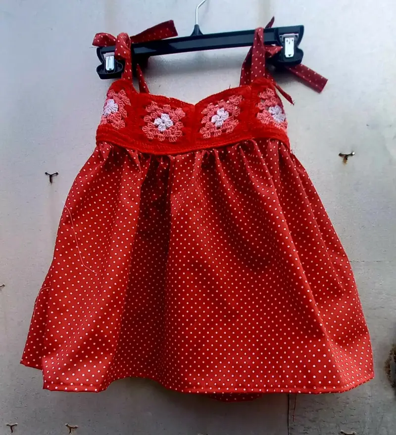 Poleras de niña con detalles tejidos a crochet - 3
