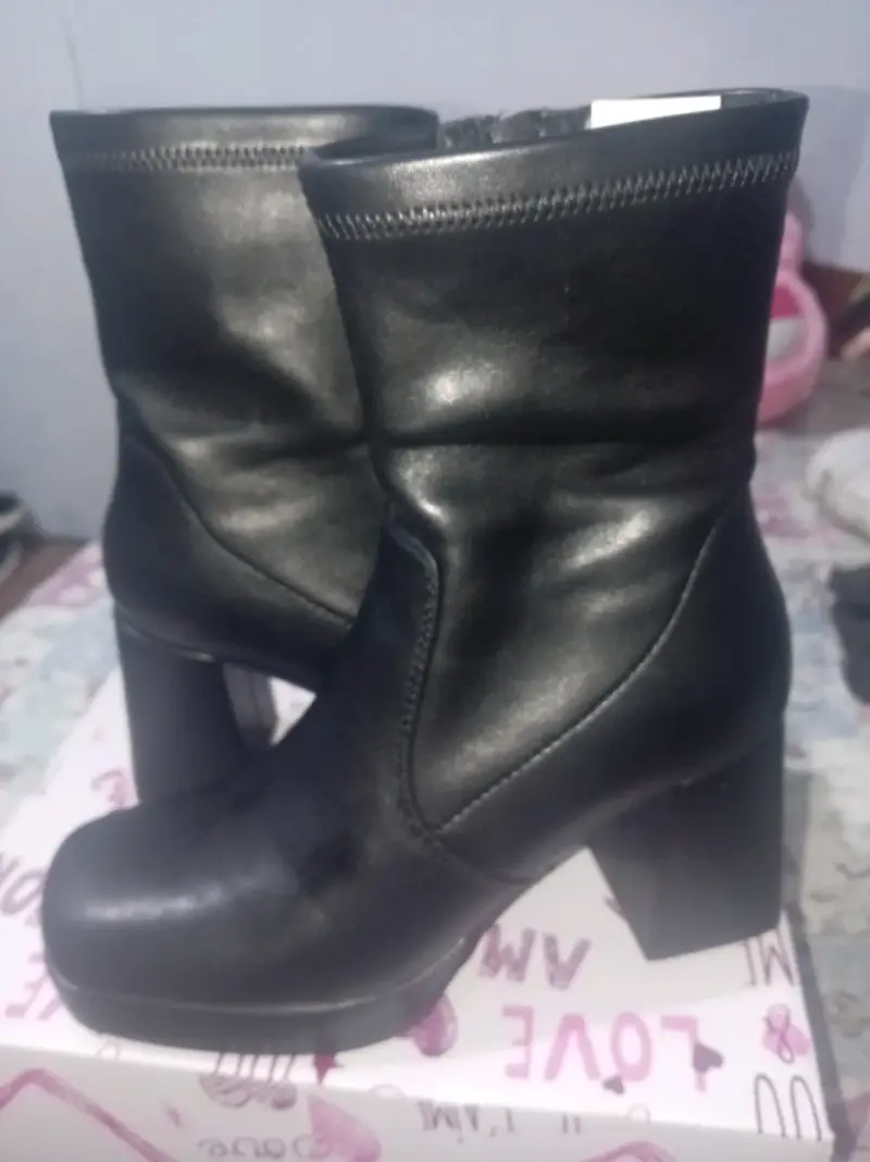Botines de cuero negro con tacón alto - 1