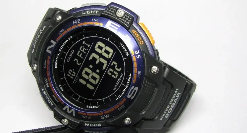 Reloj digital Casio con brújula y termómetro - 2