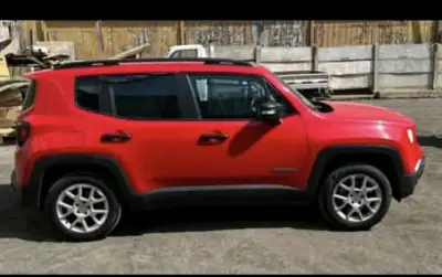 Jeep Renegade 2022 rojo en buen estado - miniatura 1