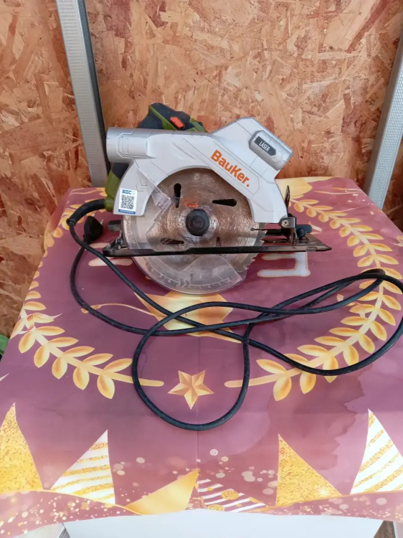 Sierra circular Bauker 1300W 7-1/4 pulgadas - 4