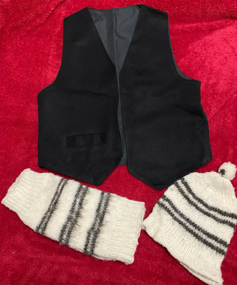 Chaleco negro con gorro y polainas de lana