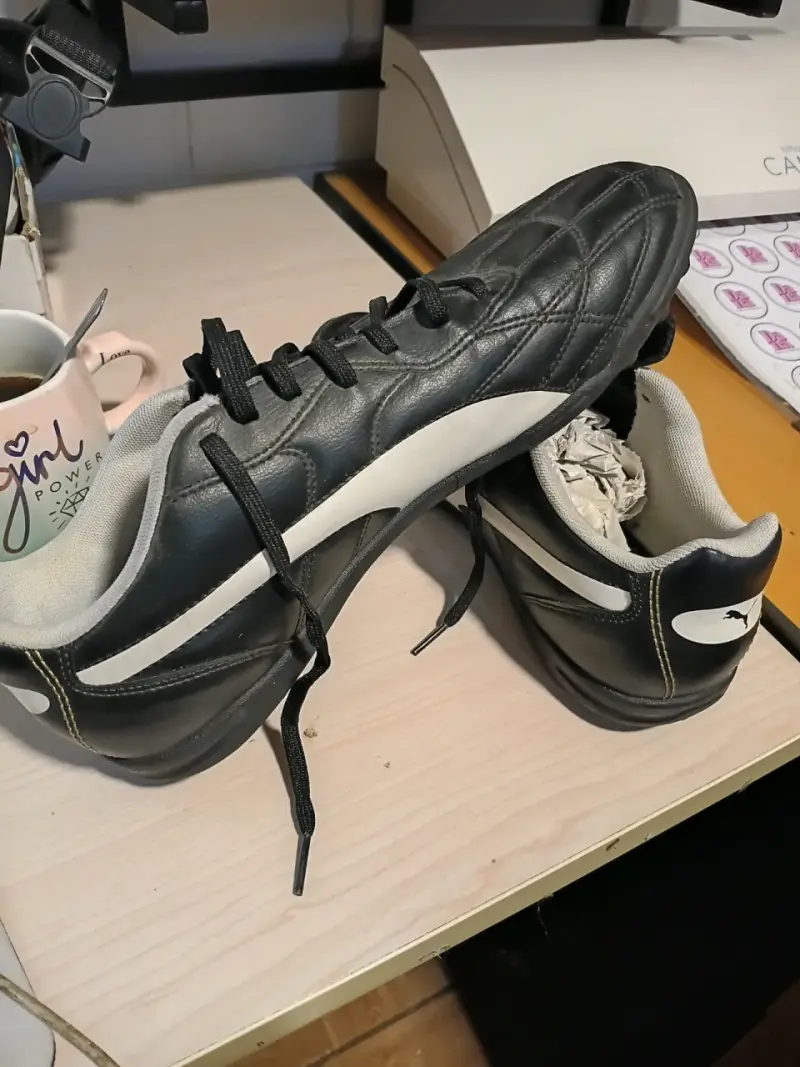 Zapatillas de fútbol Puma negras y blancas