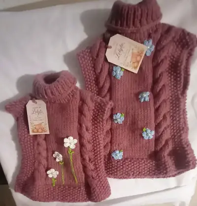 Chaleco tejido a mano para niños con diseño floral - miniatura 5