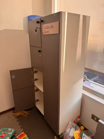 Armario de limpieza con múltiples compartimentos - miniatura 1