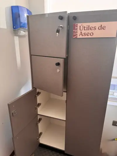 Armario de limpieza con múltiples compartimentos - miniatura 2