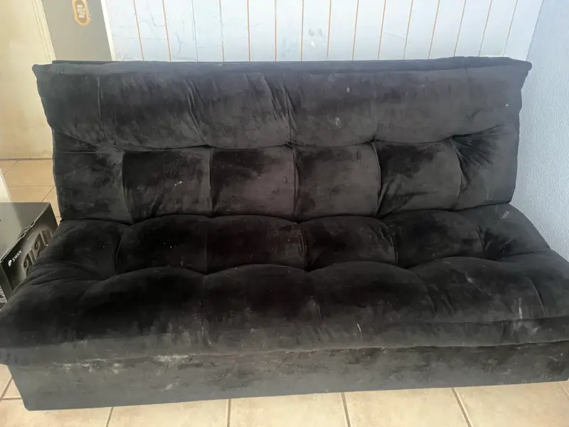 Sofá cama negro de terciopelo en buen estado - 1