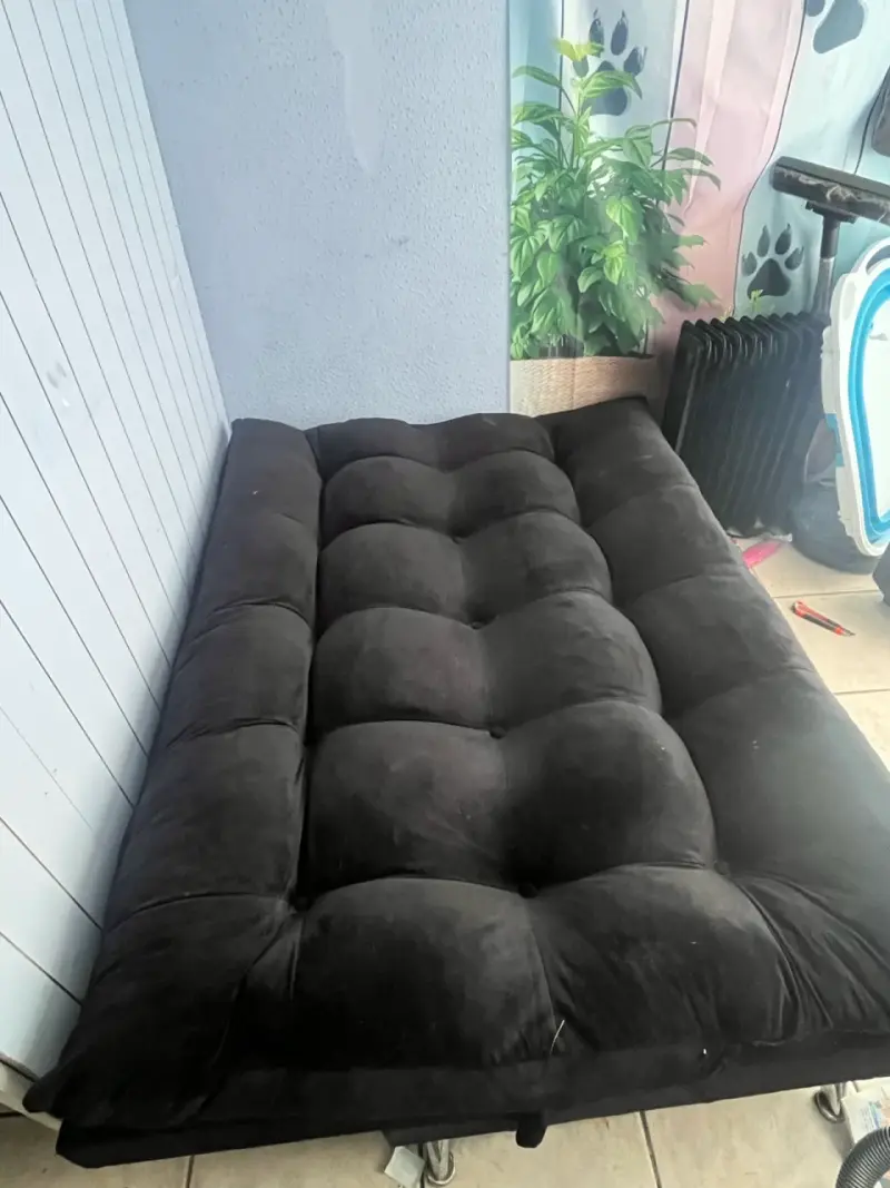 Sofá cama negro de terciopelo en buen estado - 2