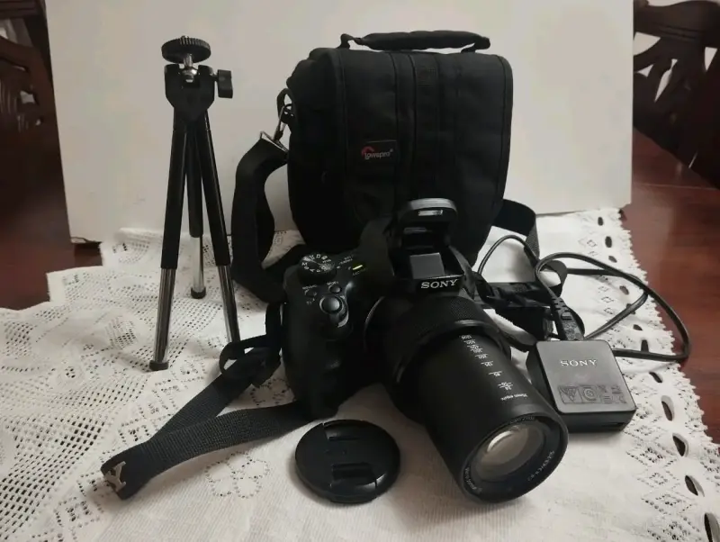 Cámara Sony con trípode y estuche - 1