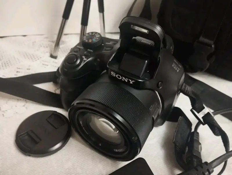 Cámara Sony con trípode y estuche - 2
