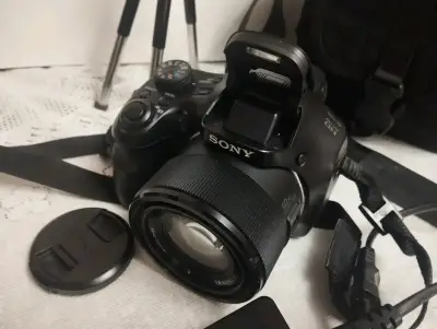 Cámara Sony con trípode y estuche - miniatura 2