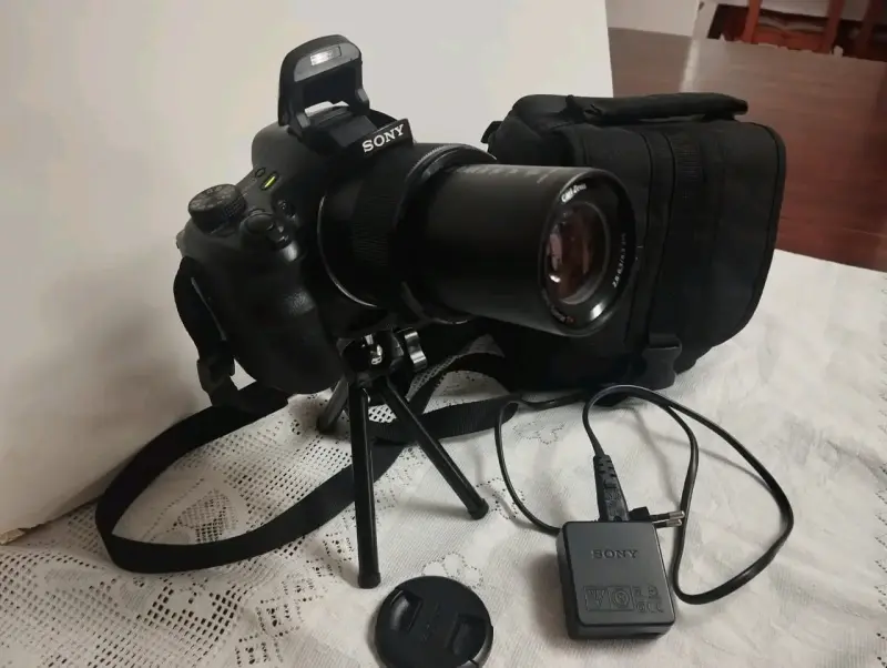Cámara Sony con trípode y estuche - 3
