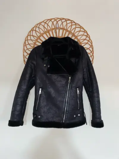 Chaqueta de cuero sintético negra con forro de piel - miniatura 1