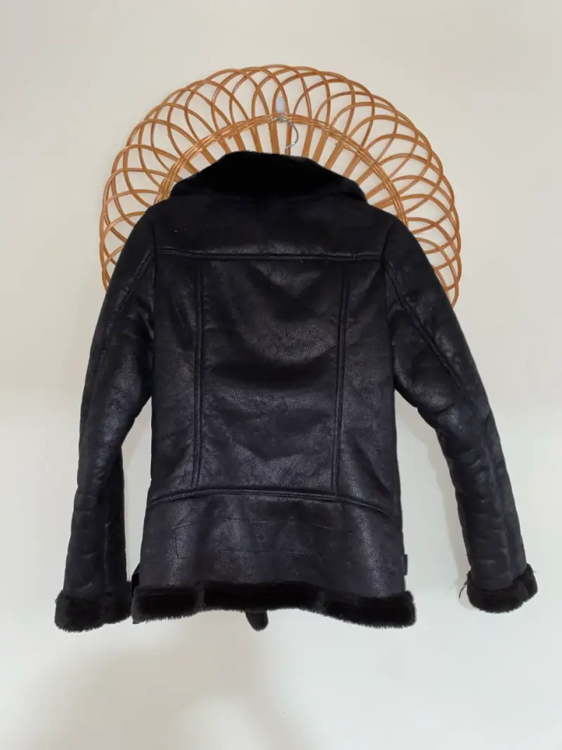 Chaqueta de cuero sintético negra con forro de piel - 2