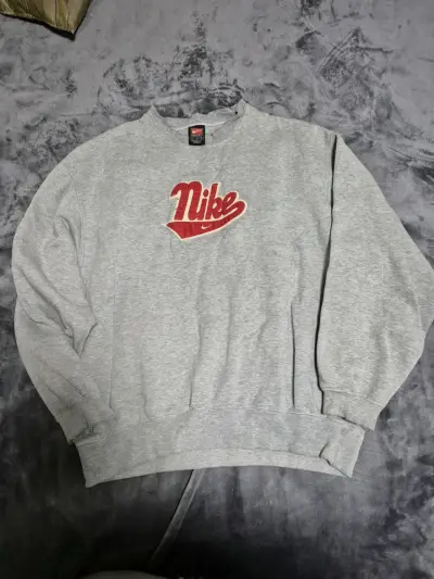Polerón gris Nike con logo rojo - miniatura 1