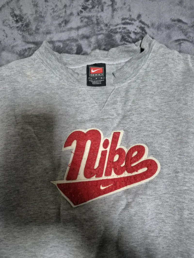Polerón gris Nike con logo rojo - 2