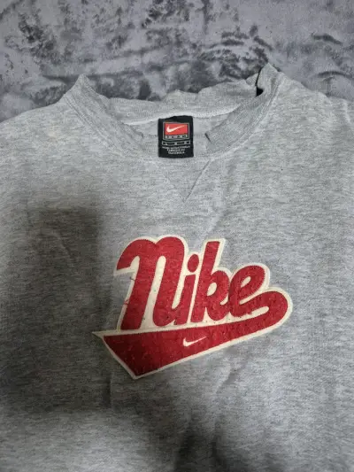 Polerón gris Nike con logo rojo - miniatura 2