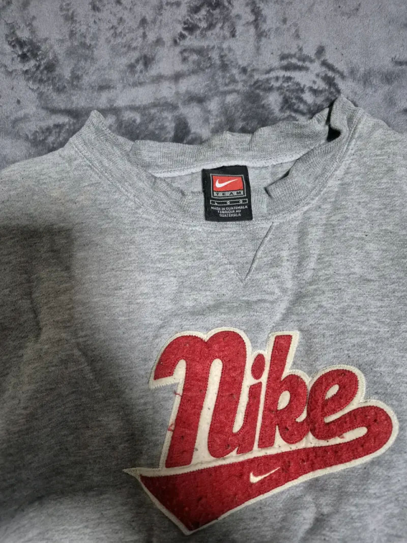 Polerón gris Nike con logo rojo - 3
