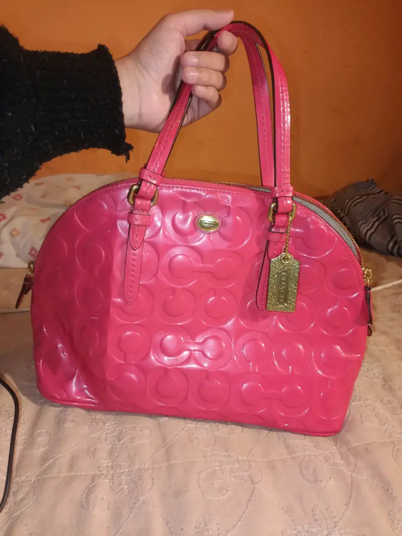 Bolso de cuero rosa Coach con diseño grabado - 1