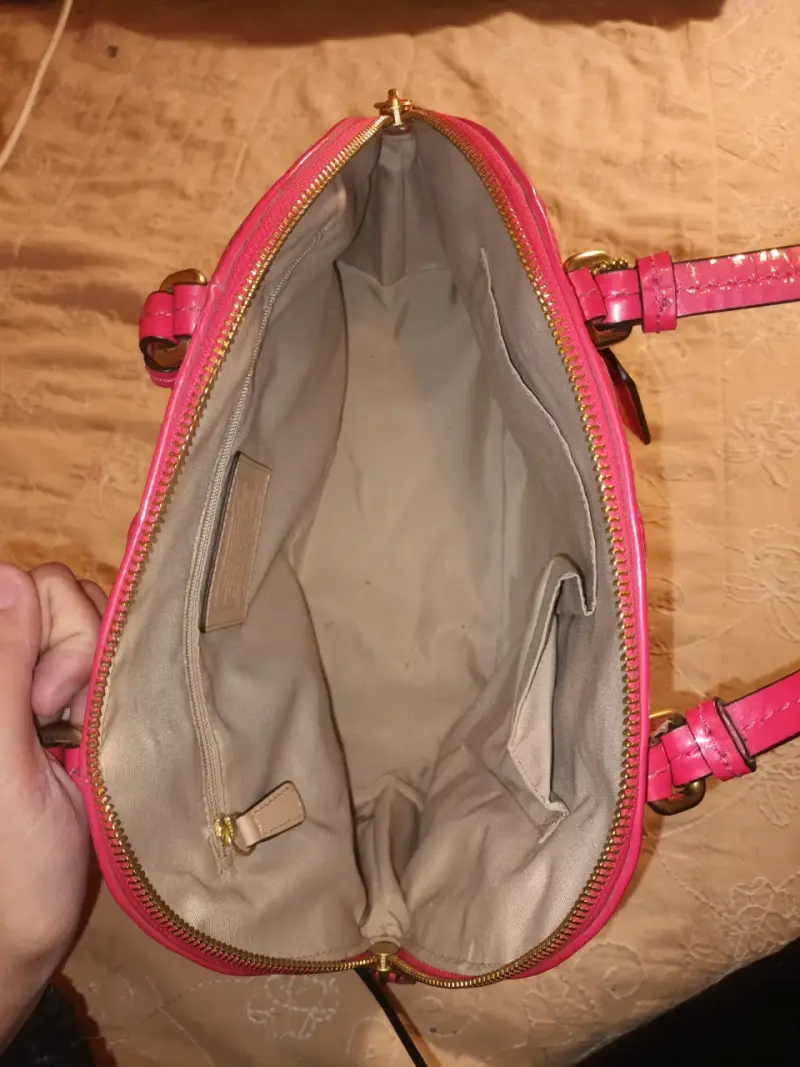 Bolso de cuero rosa Coach con diseño grabado - 2