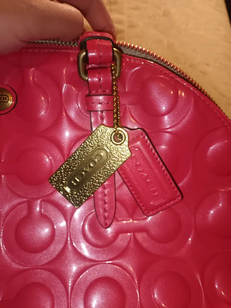 Bolso de cuero rosa Coach con diseño grabado - 3