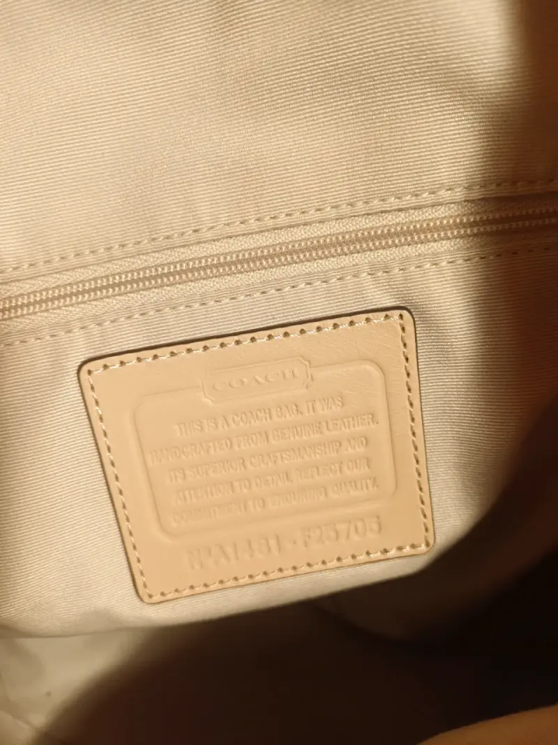 Bolso de cuero rosa Coach con diseño grabado - 4