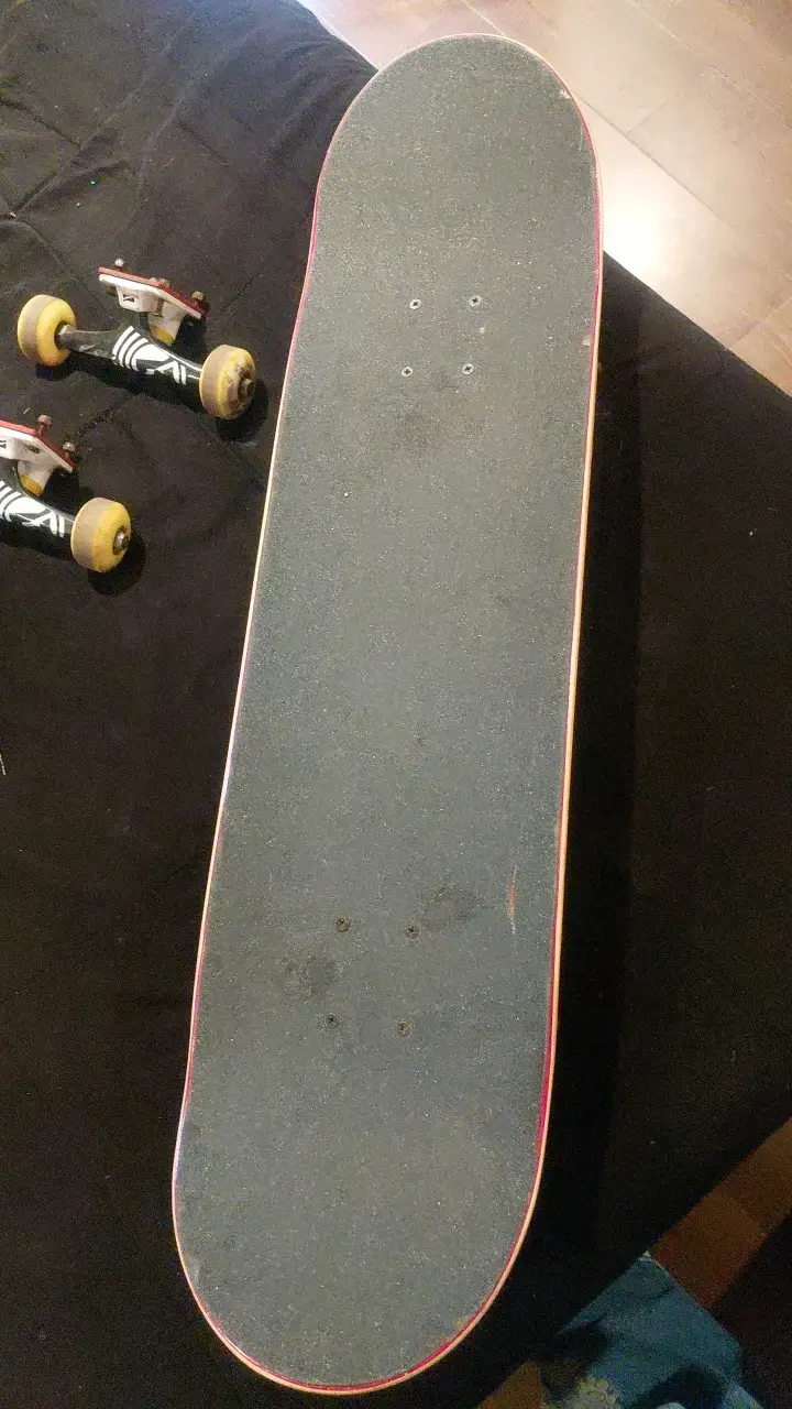 Skateboard completo con diseño gráfico colorido - 1