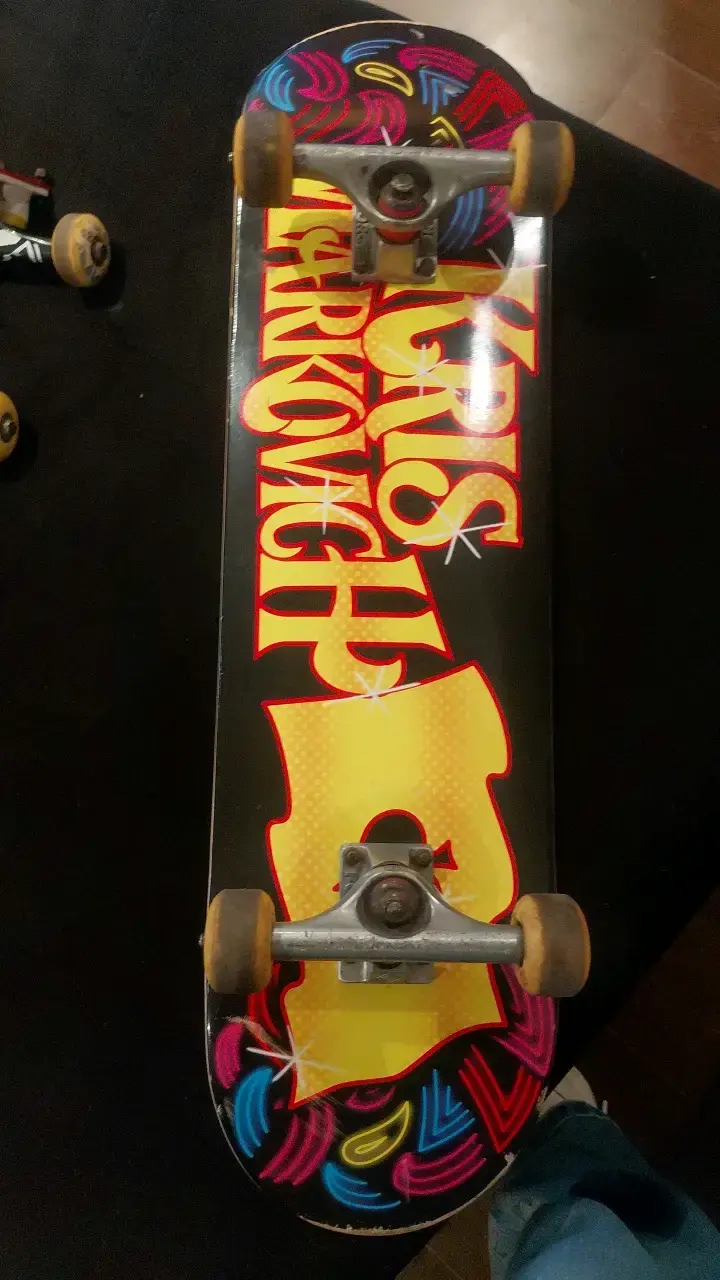 Skateboard completo con diseño gráfico colorido - 2