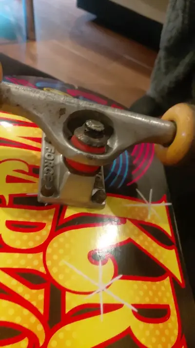Skateboard completo con diseño gráfico colorido - miniatura 4