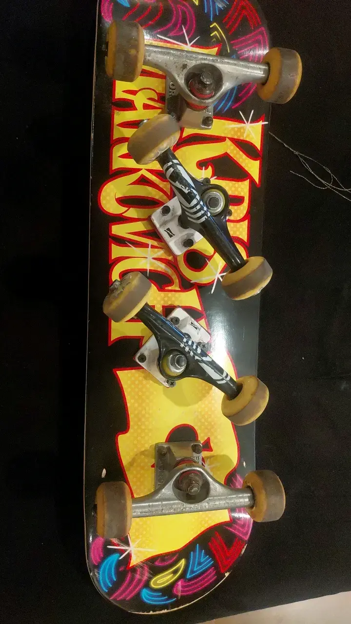 Skateboard completo con diseño gráfico colorido - 5