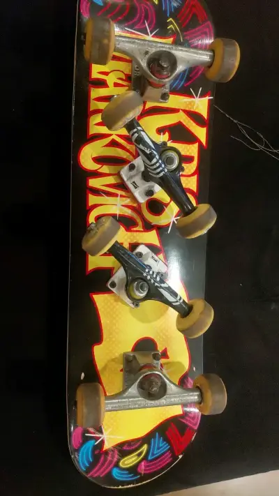Skateboard completo con diseño gráfico colorido - miniatura 5