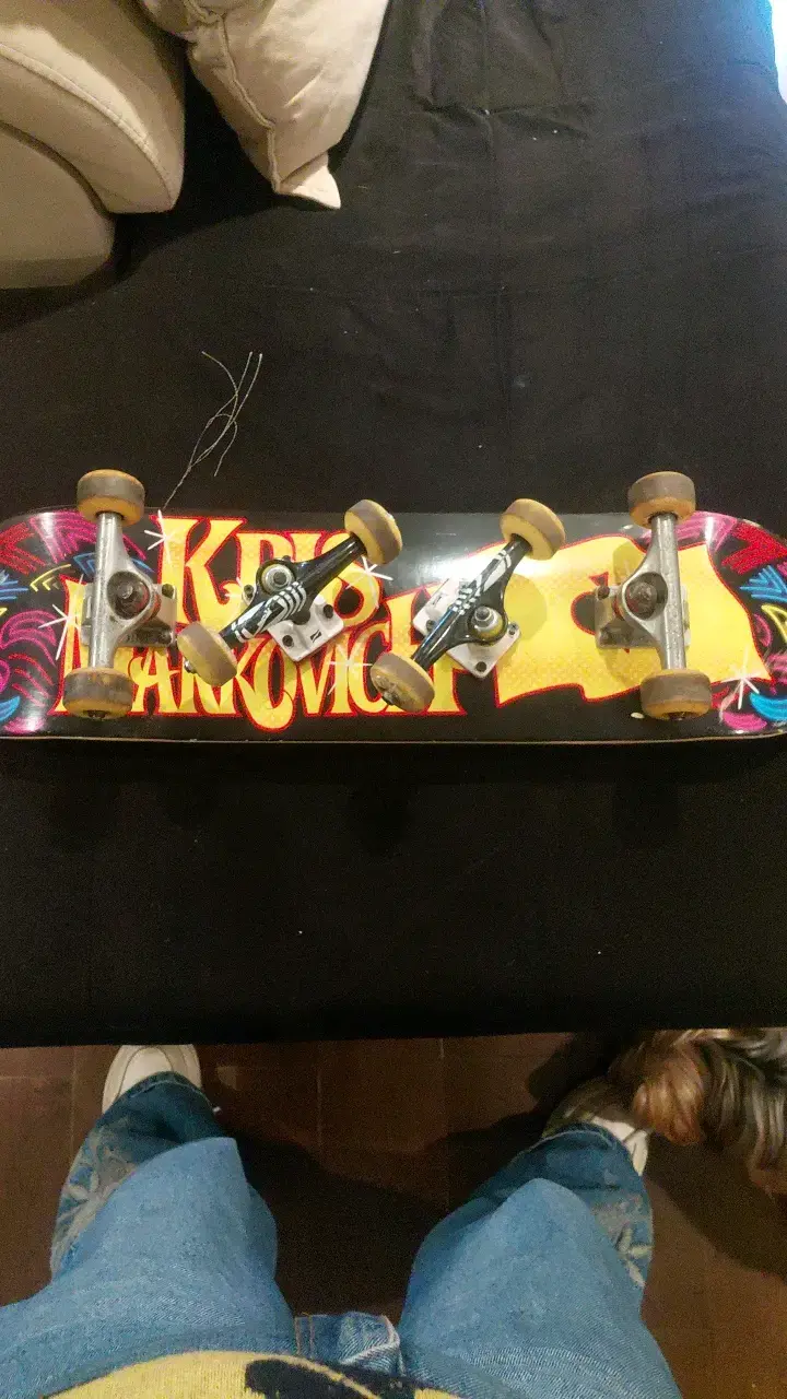 Skateboard completo con diseño gráfico colorido - 6
