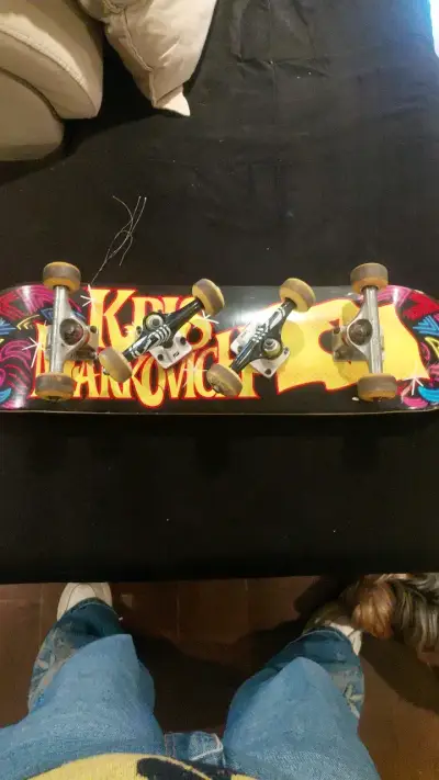 Skateboard completo con diseño gráfico colorido - miniatura 6