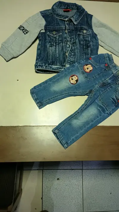 Conjunto de ropa infantil con chaqueta de mezclilla y pantalones - miniatura 1