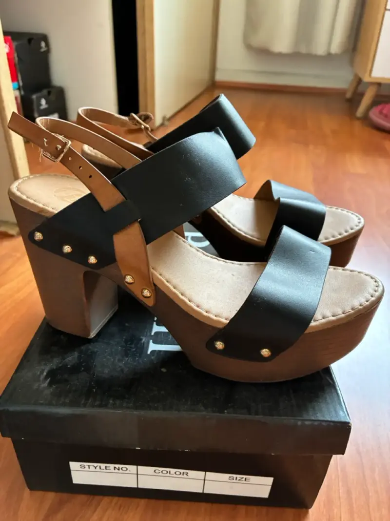 Sandalias de tacón bata alto negras y marrones - 2