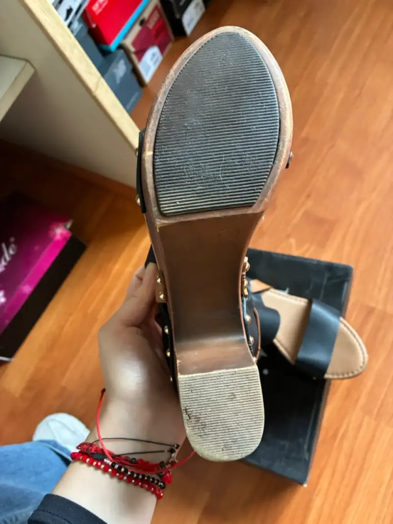 Sandalias de tacón bata alto negras y marrones - 4