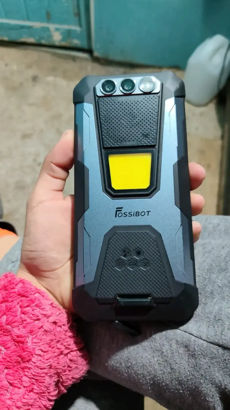 Teléfono resistente Fossibot con triple cámara - 1