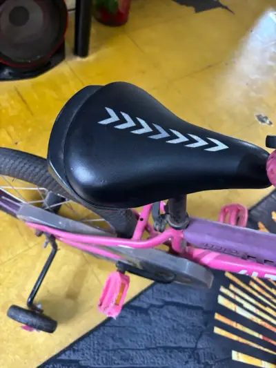 Bicicleta infantil rosa con ruedas de entrenamiento - miniatura 2