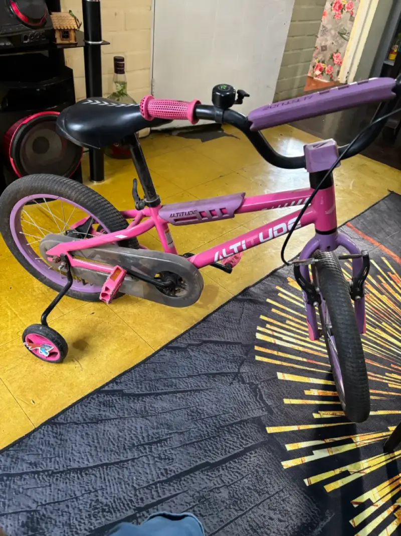 Bicicleta infantil rosa con ruedas de entrenamiento - 3