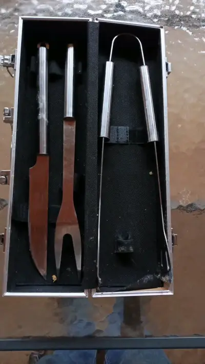 Set de utensilios para asado en estuche metálico - miniatura 1